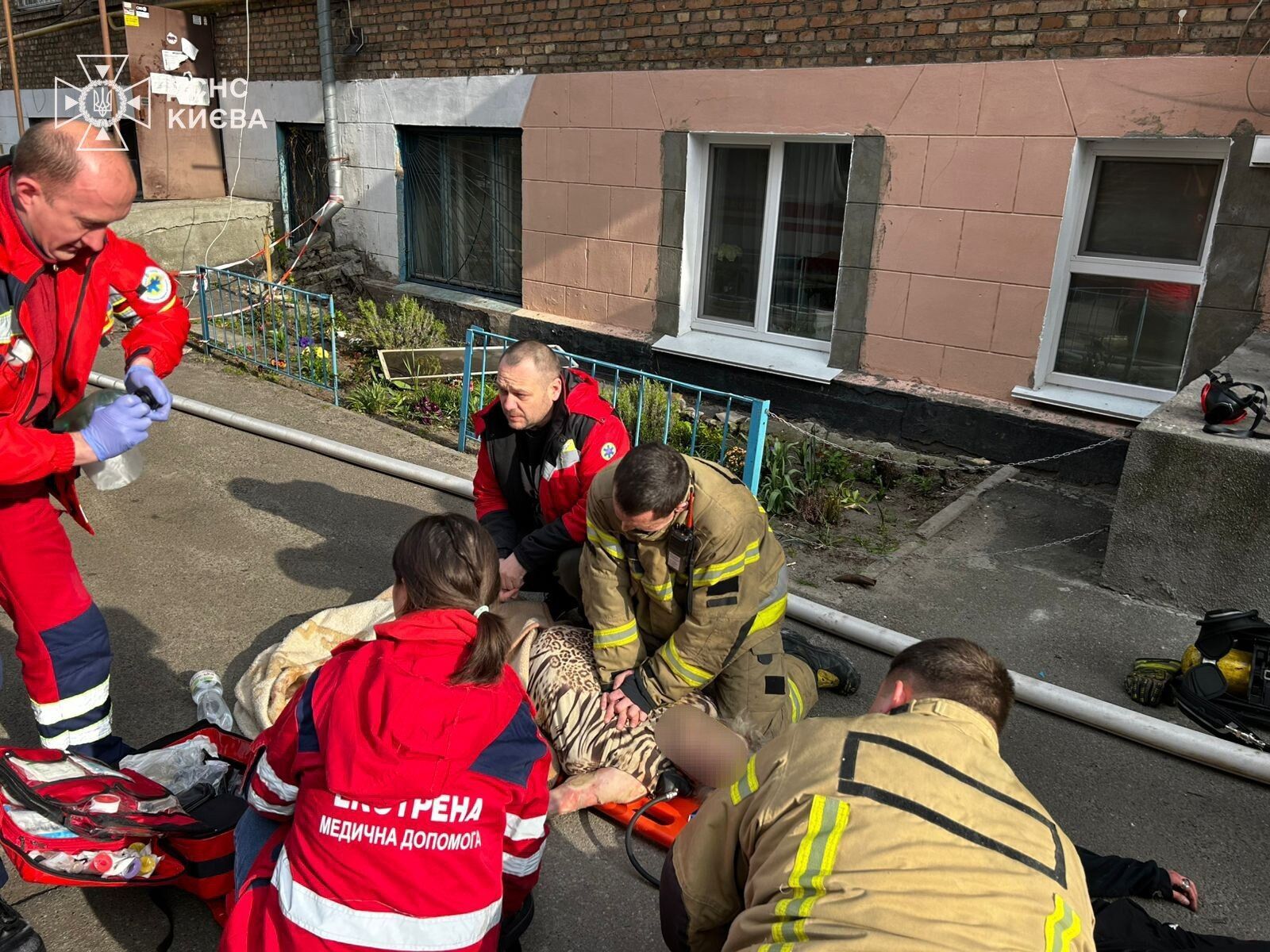 У Києві пожежа в квартирі забрала життя жінки. Подробиці трагедії та фото