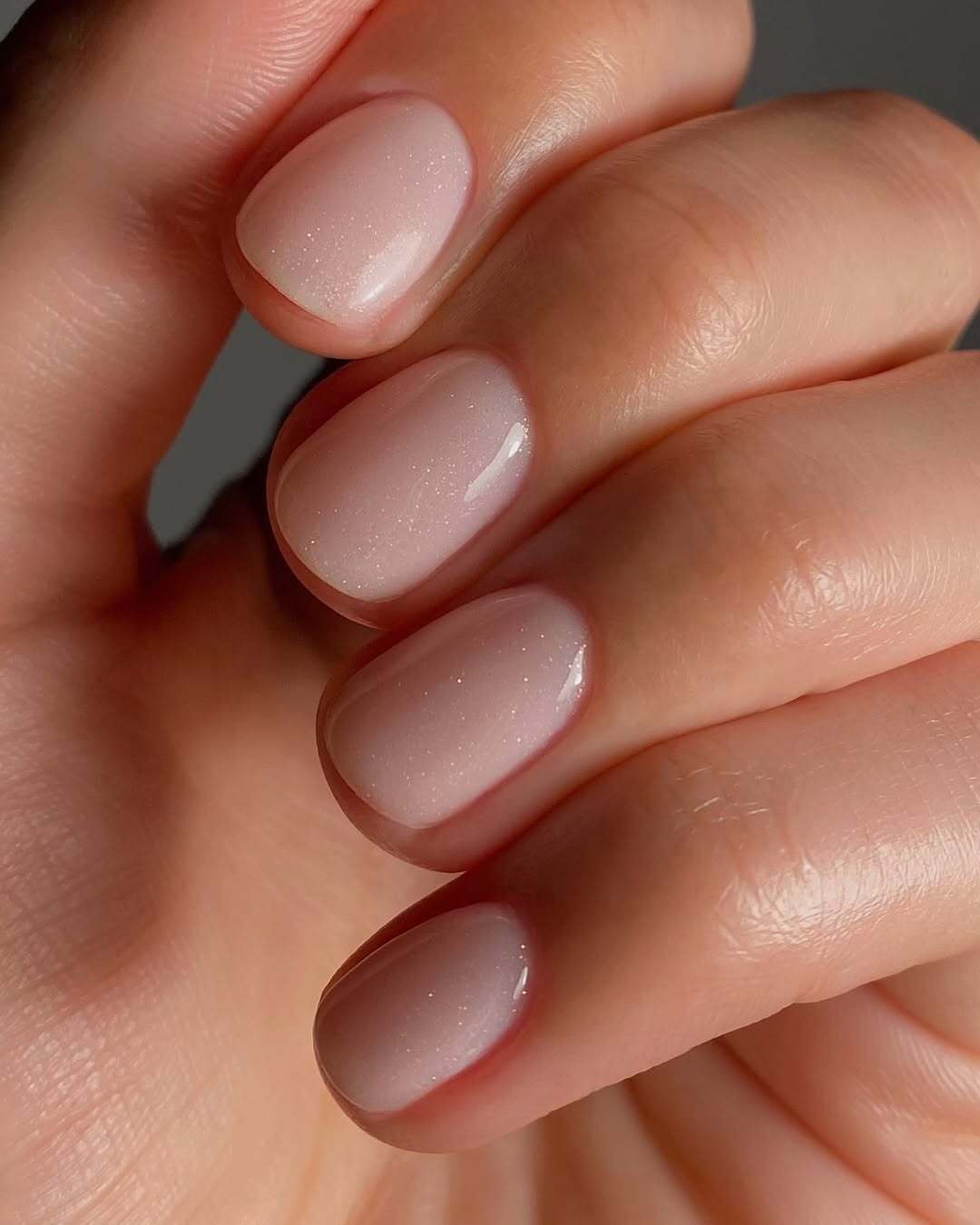 Хром, діаманти і гра з формами: названо найтрендовіші нігті на літо 2026