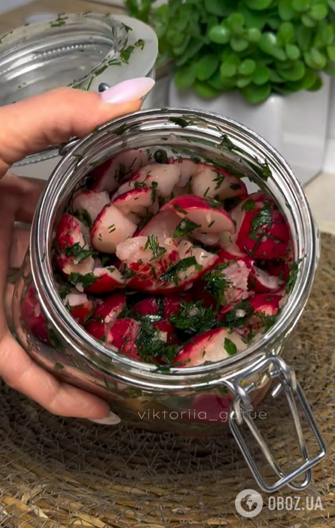 Настоящий хит этой весны: как приготовить трендовую битую редиску с чесноком