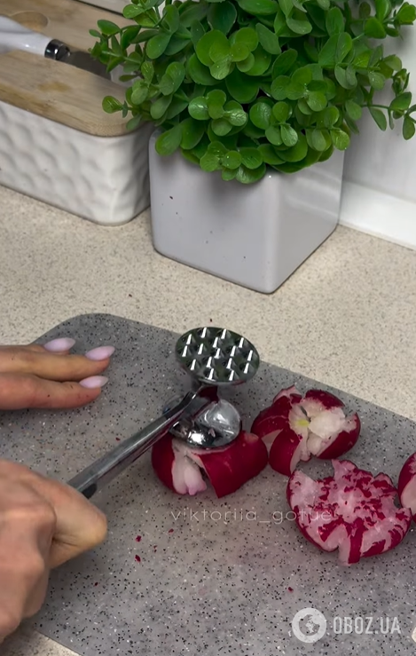 Настоящий хит этой весны: как приготовить трендовую битую редиску с чесноком