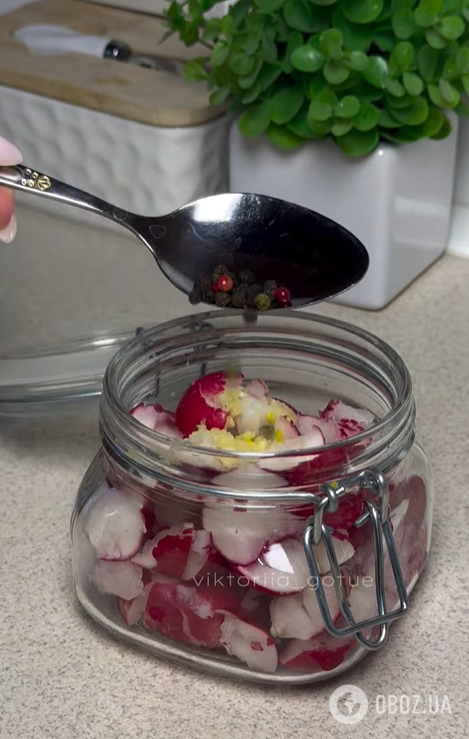 Настоящий хит этой весны: как приготовить трендовую битую редиску с чесноком