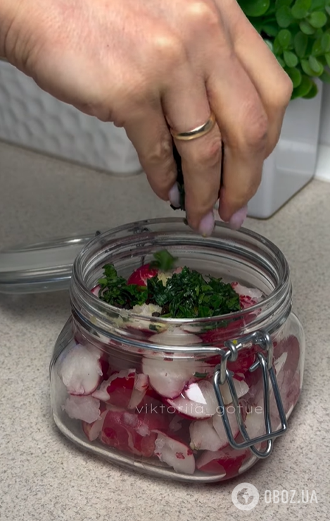 Настоящий хит этой весны: как приготовить трендовую битую редиску с чесноком