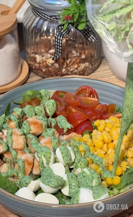 Який оригінальний салат приготувати з курячим філе: дуже смачна заправка