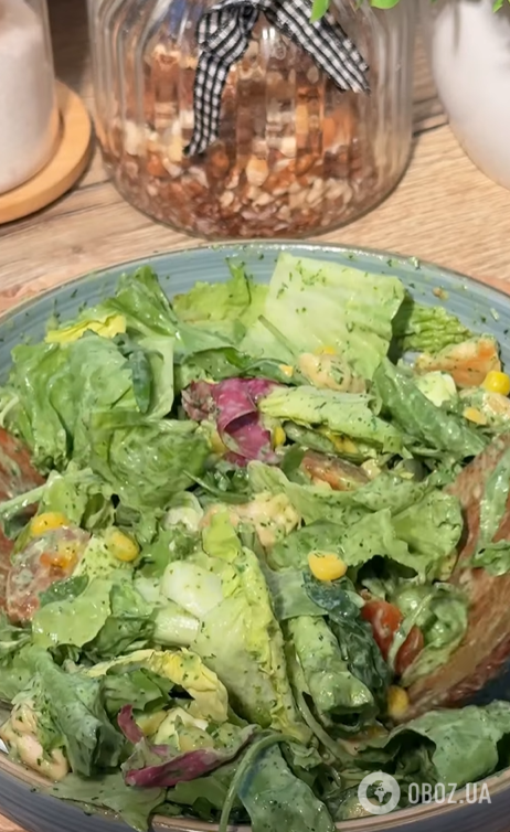 Який оригінальний салат приготувати з курячим філе: дуже смачна заправка