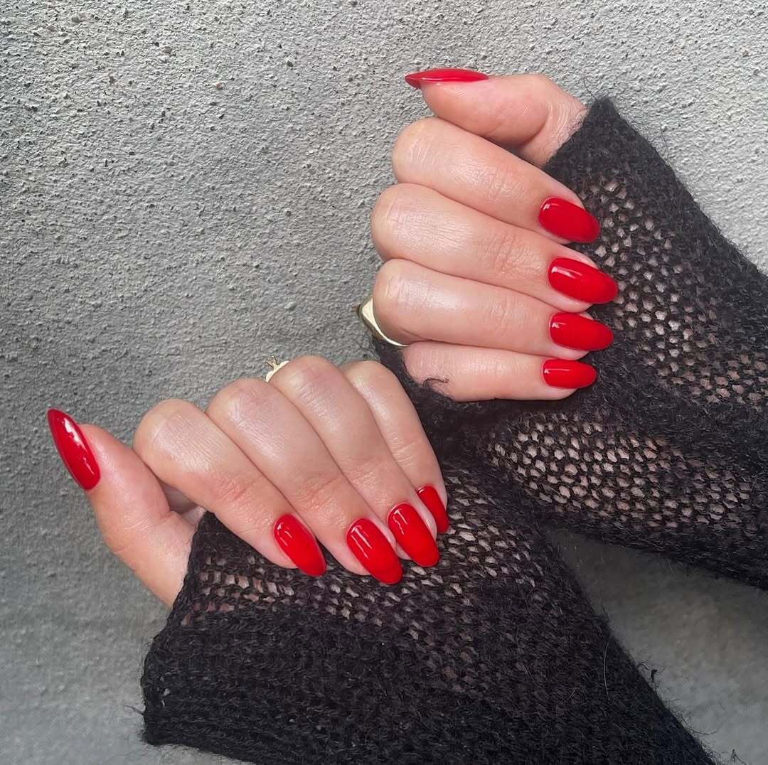 Хром, діаманти і гра з формами: названо найтрендовіші нігті на літо 2026