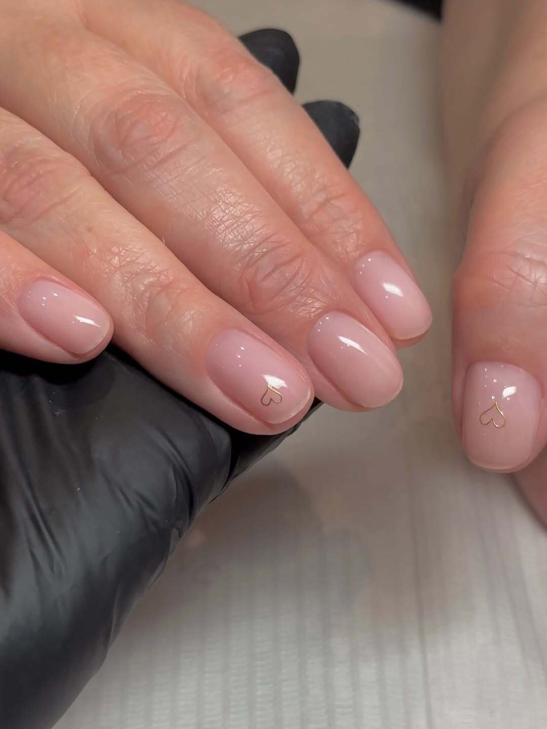 Хром, діаманти і гра з формами: названо найтрендовіші нігті на літо 2026