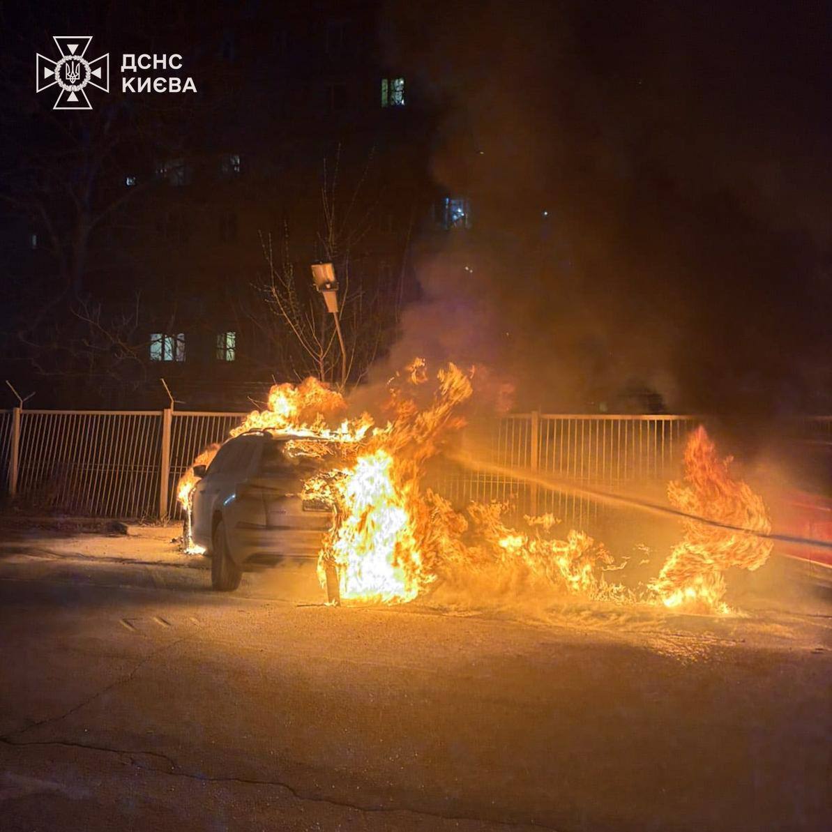 У Києві пролунали вибухи: Skoda згоріла вщент, припарковані поруч автівки пошкоджені. Фото