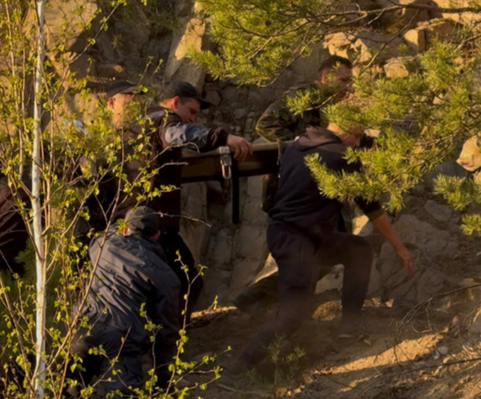 Почти сутки пролежал неподвижно: в Ровенской области спасли 10-летнего парня, который сорвался в карьер. Фото