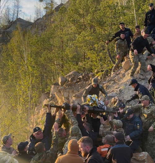 Почти сутки пролежал неподвижно: в Ровенской области спасли 10-летнего парня, который сорвался в карьер. Фото