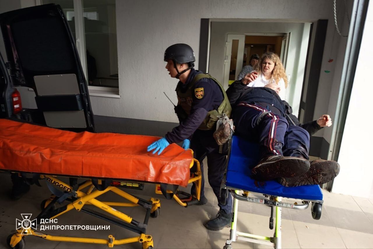 Рятувальники показали фото після смертельного удару окупантів по Нікополю, де загинули 5 людей