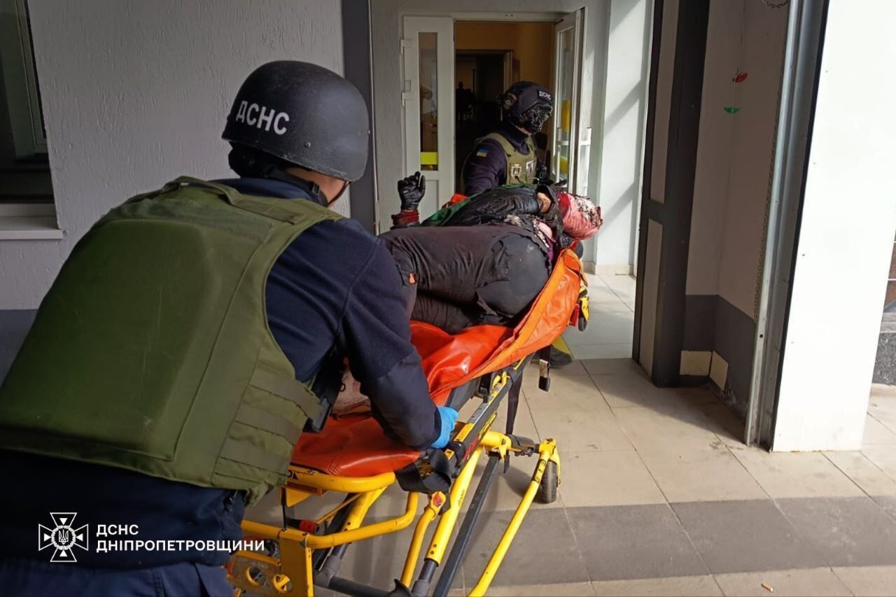 Рятувальники показали фото після смертельного удару окупантів по Нікополю, де загинули 5 людей