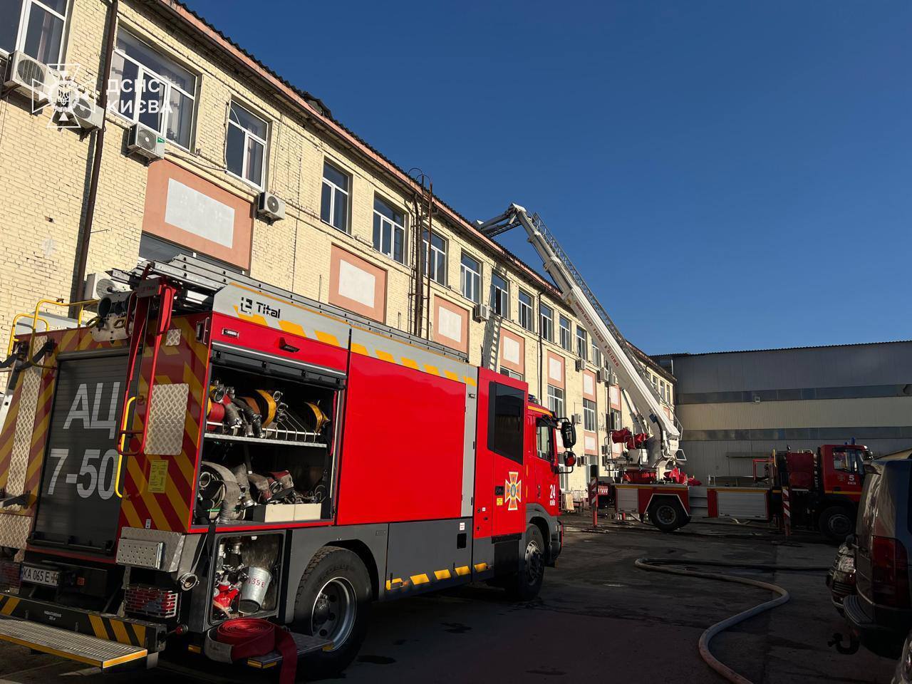 У Києві уламки російського БпЛА впали на офісну будівлю, спалахнула пожежа. Подробиці та фото