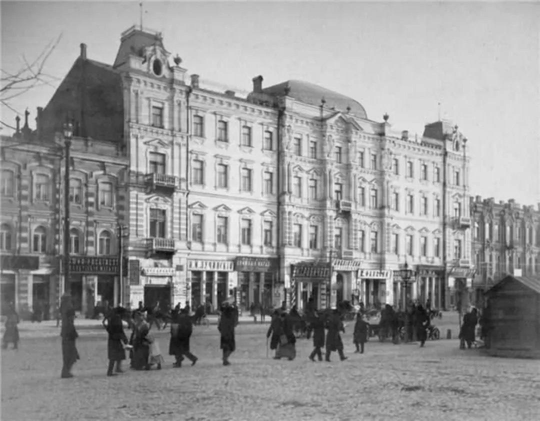У мережі показали, який вигляд мала перша масштабна будівля на Хрещатику в Києві. Історія та фото 1870-1940-х років