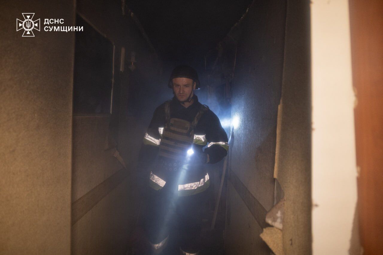 Росіяни вдарили по Сумах дронами: спалахнула багатоповерхівка, є постраждалі. Фото та відео