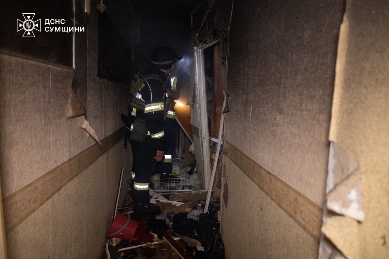 Росіяни вдарили по Сумах дронами: спалахнула багатоповерхівка, є постраждалі. Фото та відео