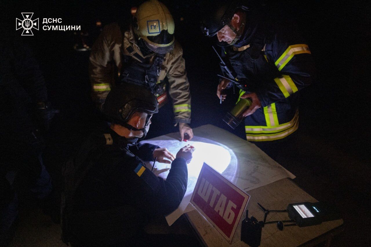 Росіяни вдарили по Сумах дронами: спалахнула багатоповерхівка, є постраждалі. Фото та відео