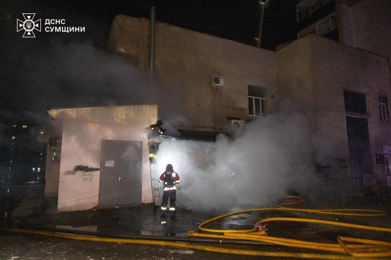 Росіяни вдарили по Сумах дронами: спалахнула багатоповерхівка, є постраждалі. Фото та відео
