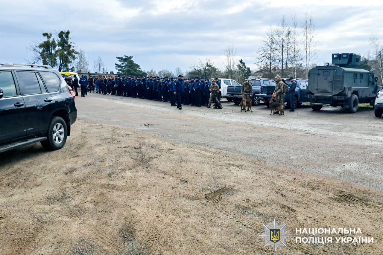Почти сутки пролежал неподвижно: в Ровенской области спасли 10-летнего парня, который сорвался в карьер. Фото
