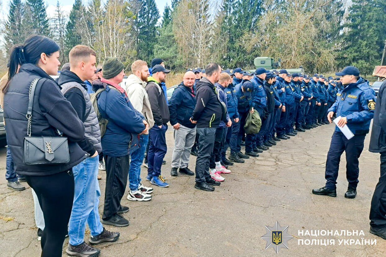 Почти сутки пролежал неподвижно: в Ровенской области спасли 10-летнего парня, который сорвался в карьер. Фото