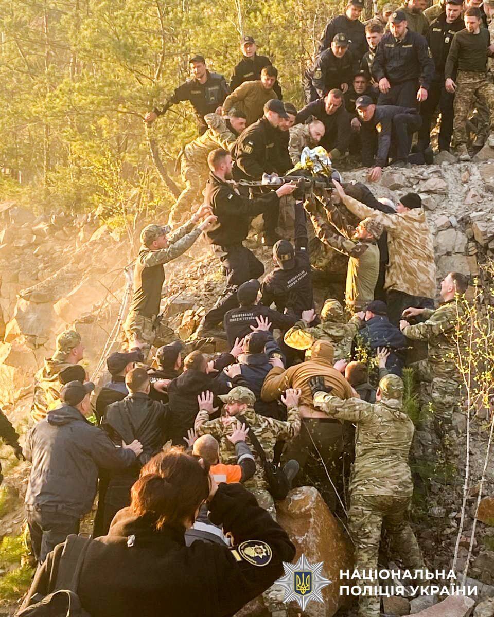 Почти сутки пролежал неподвижно: в Ровенской области спасли 10-летнего парня, который сорвался в карьер. Фото