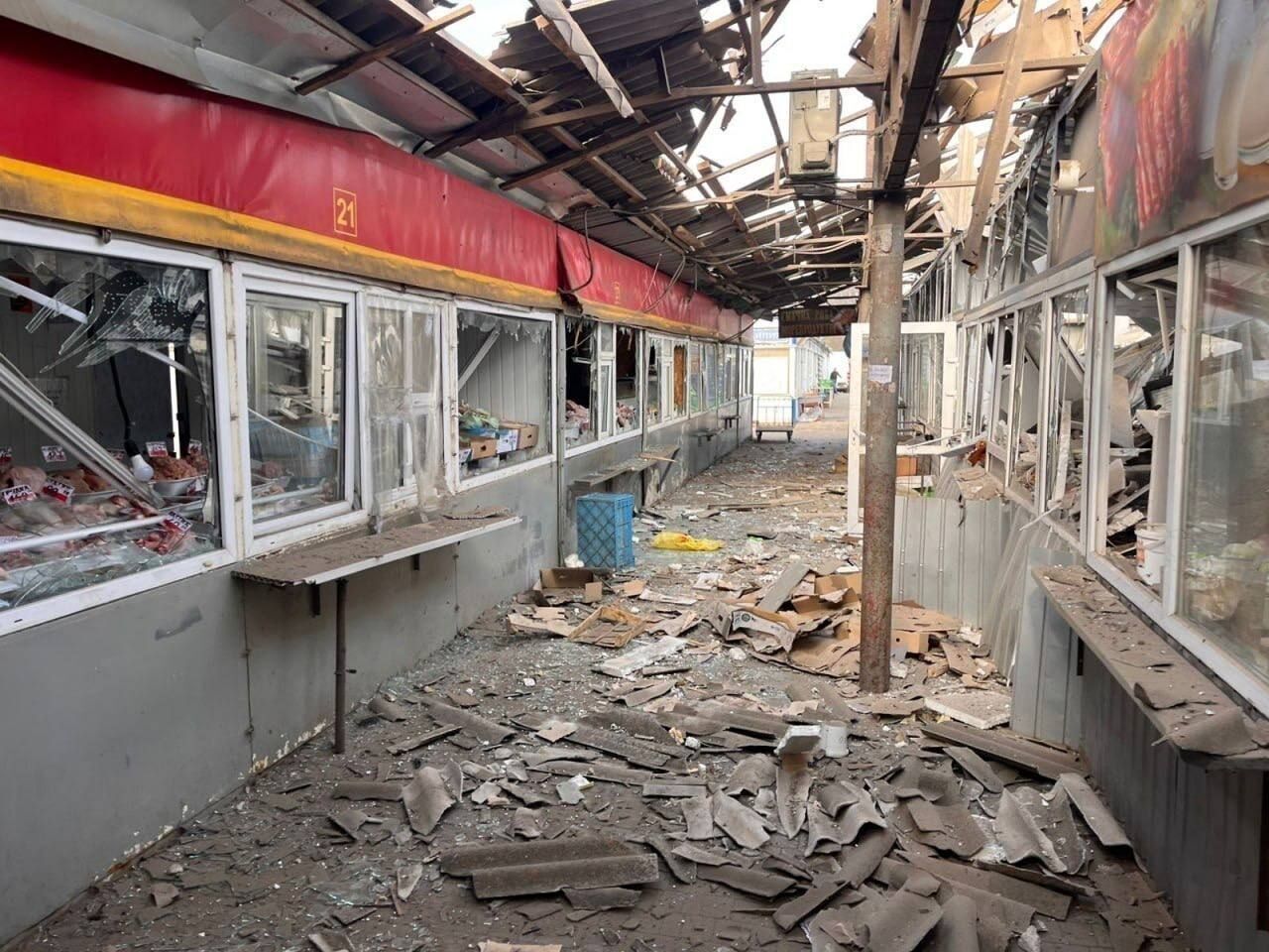 Оккупанты атаковали рынок в Никополе: погибли 5 человек, еще 22 пострадали. Фото