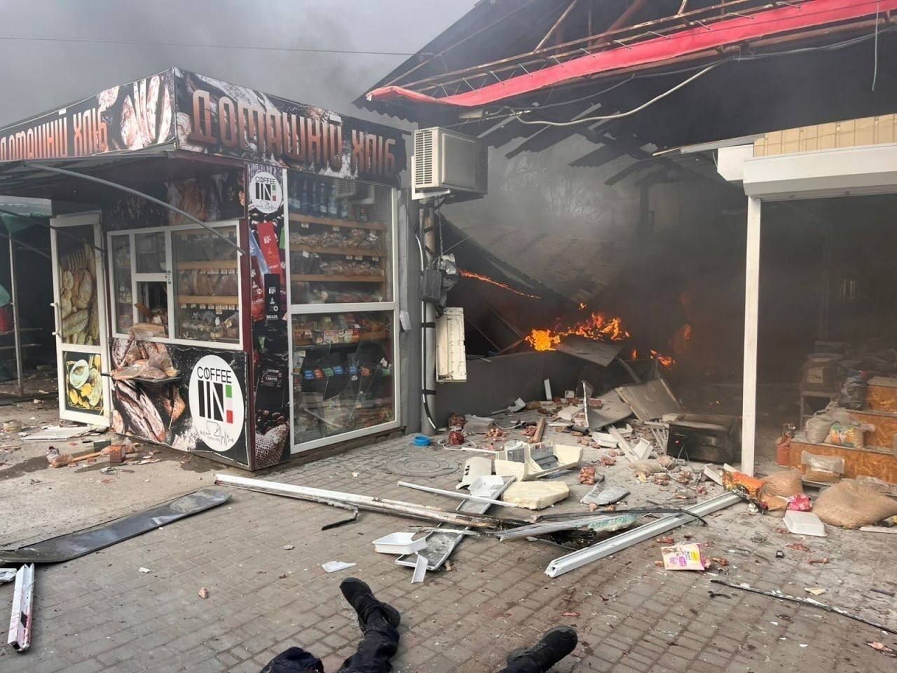 Оккупанты атаковали рынок в Никополе: погибли 5 человек, еще 22 пострадали. Фото