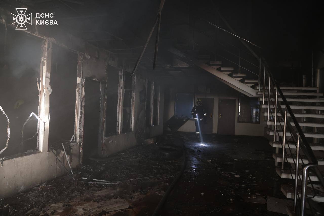 У Києві уламки російського БпЛА впали на офісну будівлю, спалахнула пожежа. Подробиці та фото