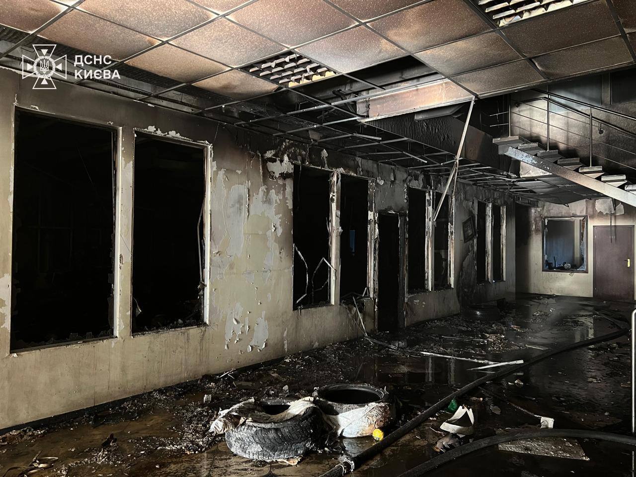 У Києві уламки російського БпЛА впали на офісну будівлю, спалахнула пожежа. Подробиці та фото