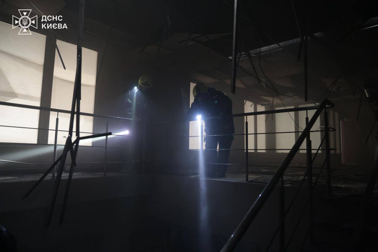 У Києві уламки російського БпЛА впали на офісну будівлю, спалахнула пожежа. Подробиці та фото