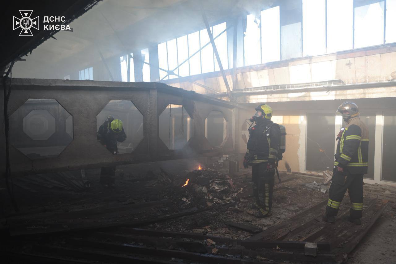 У Києві уламки російського БпЛА впали на офісну будівлю, спалахнула пожежа. Подробиці та фото