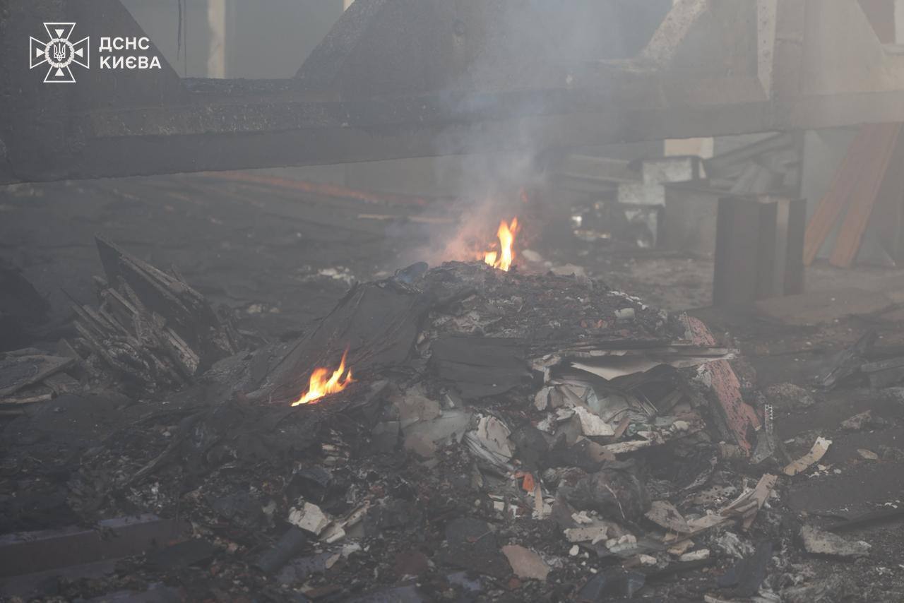 У Києві уламки російського БпЛА впали на офісну будівлю, спалахнула пожежа. Подробиці та фото