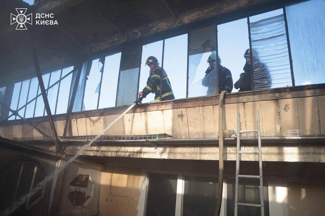 У Києві уламки російського БпЛА впали на офісну будівлю, спалахнула пожежа. Подробиці та фото