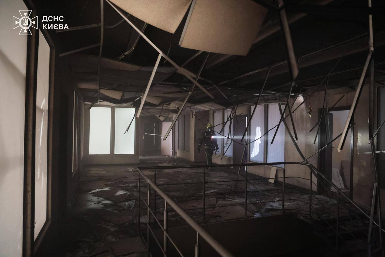 У Києві уламки російського БпЛА впали на офісну будівлю, спалахнула пожежа. Подробиці та фото