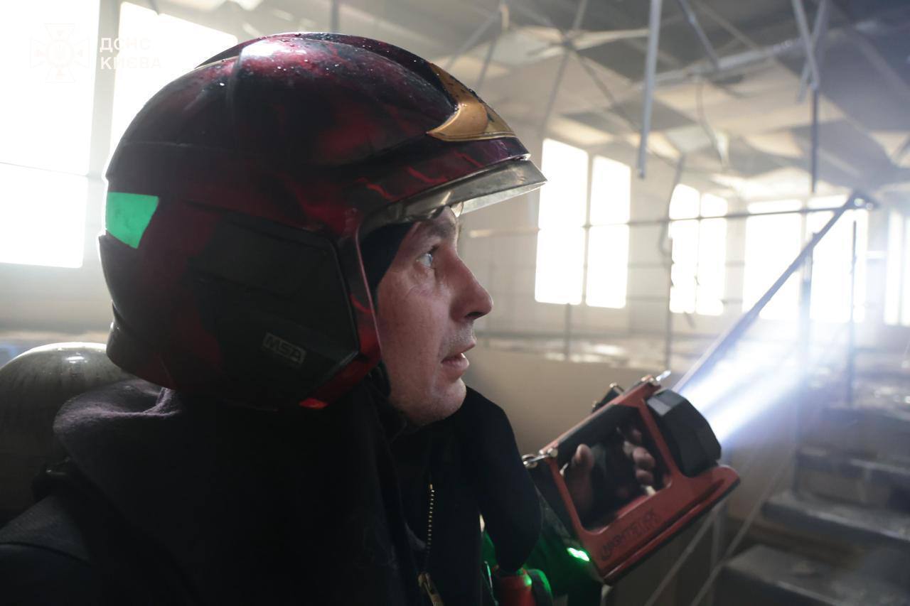 У Києві уламки російського БпЛА впали на офісну будівлю, спалахнула пожежа. Подробиці та фото