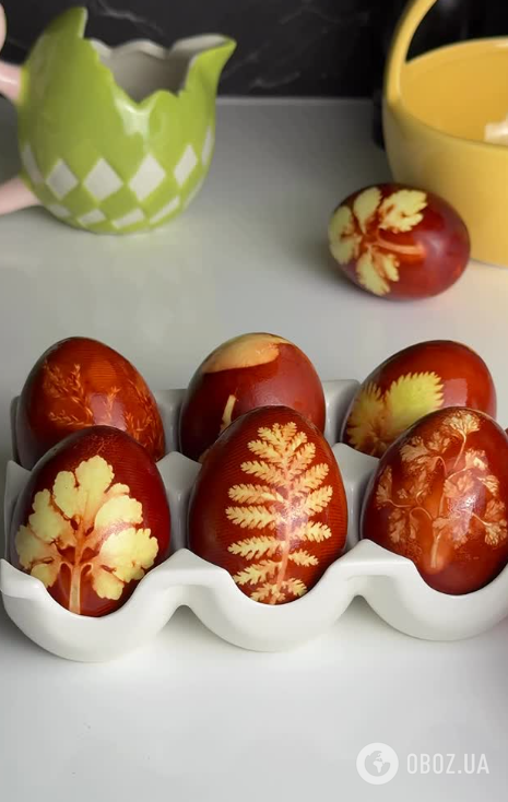 Крашанки на Великдень з цибулинням та листочками: як зробити цікавий візерунок на яйцях