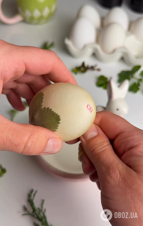 Крашанки на Великдень з цибулинням та листочками: як зробити цікавий візерунок на яйцях