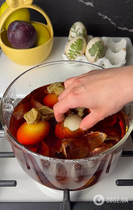 Крашанки на Великдень з цибулинням та листочками: як зробити цікавий візерунок на яйцях