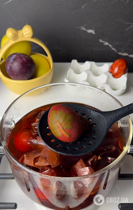 Крашанки на Великдень з цибулинням та листочками: як зробити цікавий візерунок на яйцях