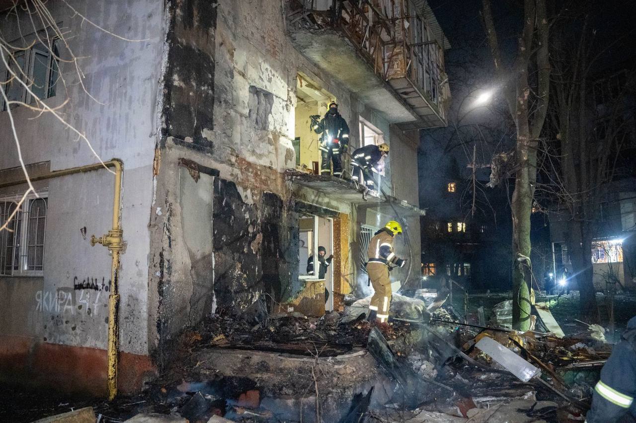 РФ атаковала Одессу в Вербное воскресенье: повреждена пятиэтажка, загорелись авто. Фото и видео