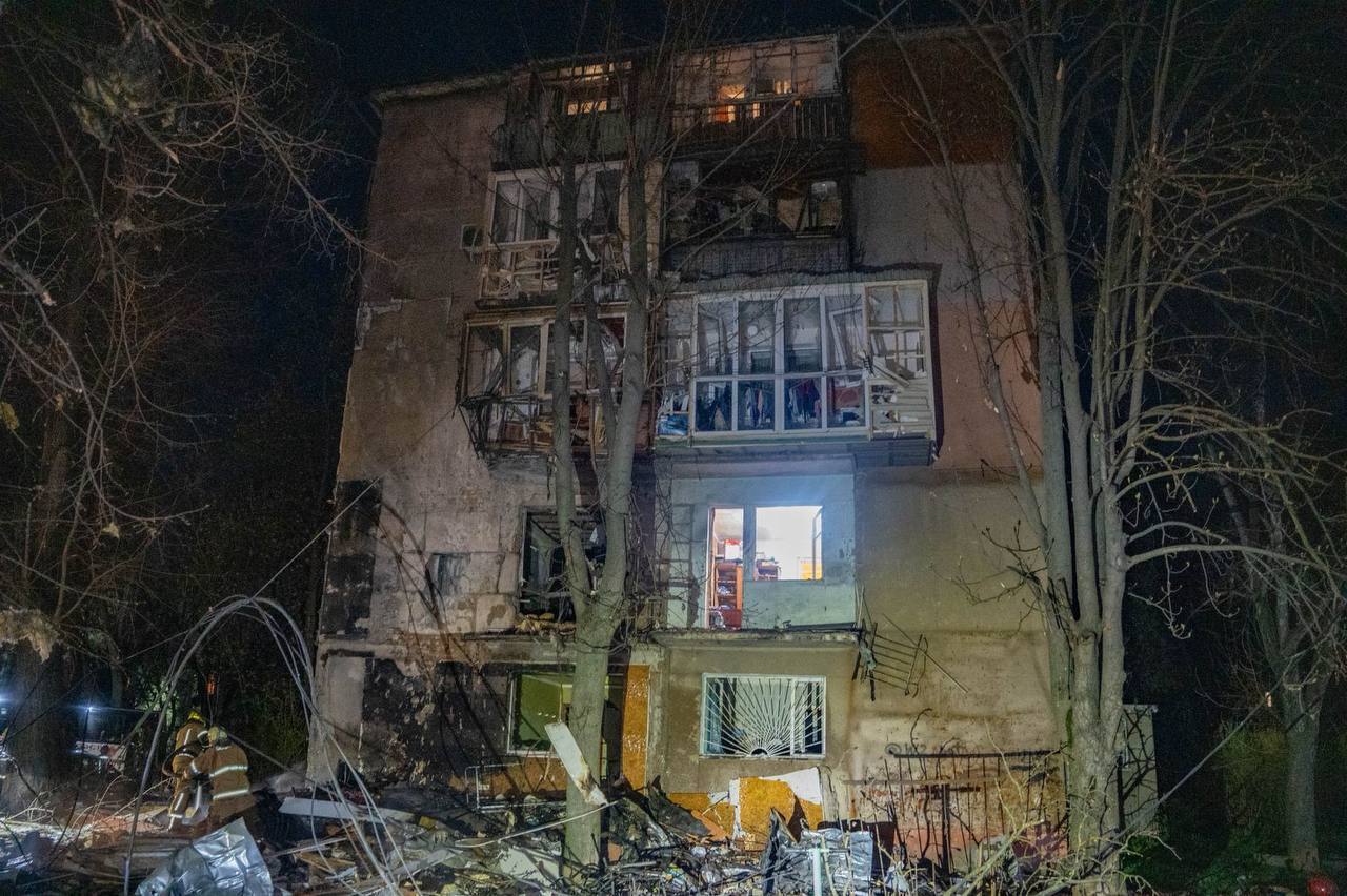 РФ атаковала Одессу в Вербное воскресенье: повреждена пятиэтажка, загорелись авто. Фото и видео