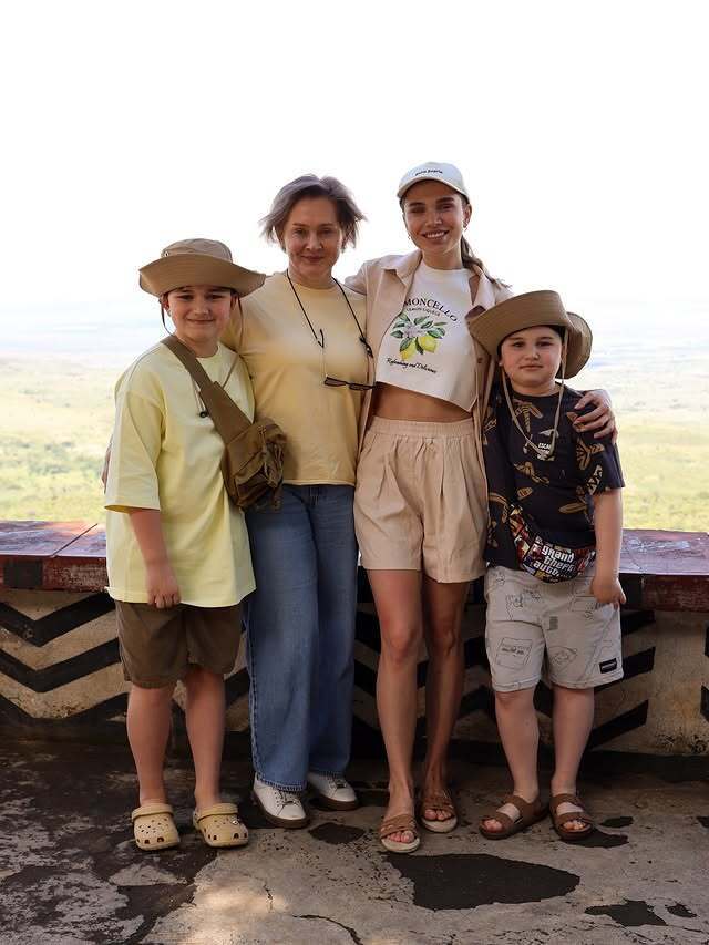 "Ровно €40000 с перелетом". Сашу Бо, которая повезла детей в Кению, заподозрили во лжи