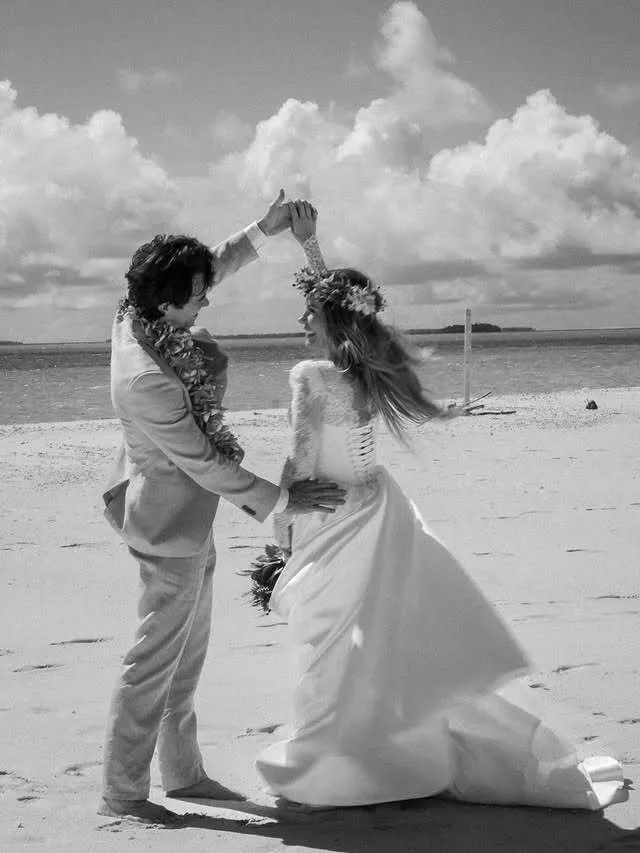 Вдова засновника Playboy вийшла заміж вдруге у сукні українського бренду: весілля відбулося за 8 тис. км від дому. Фото