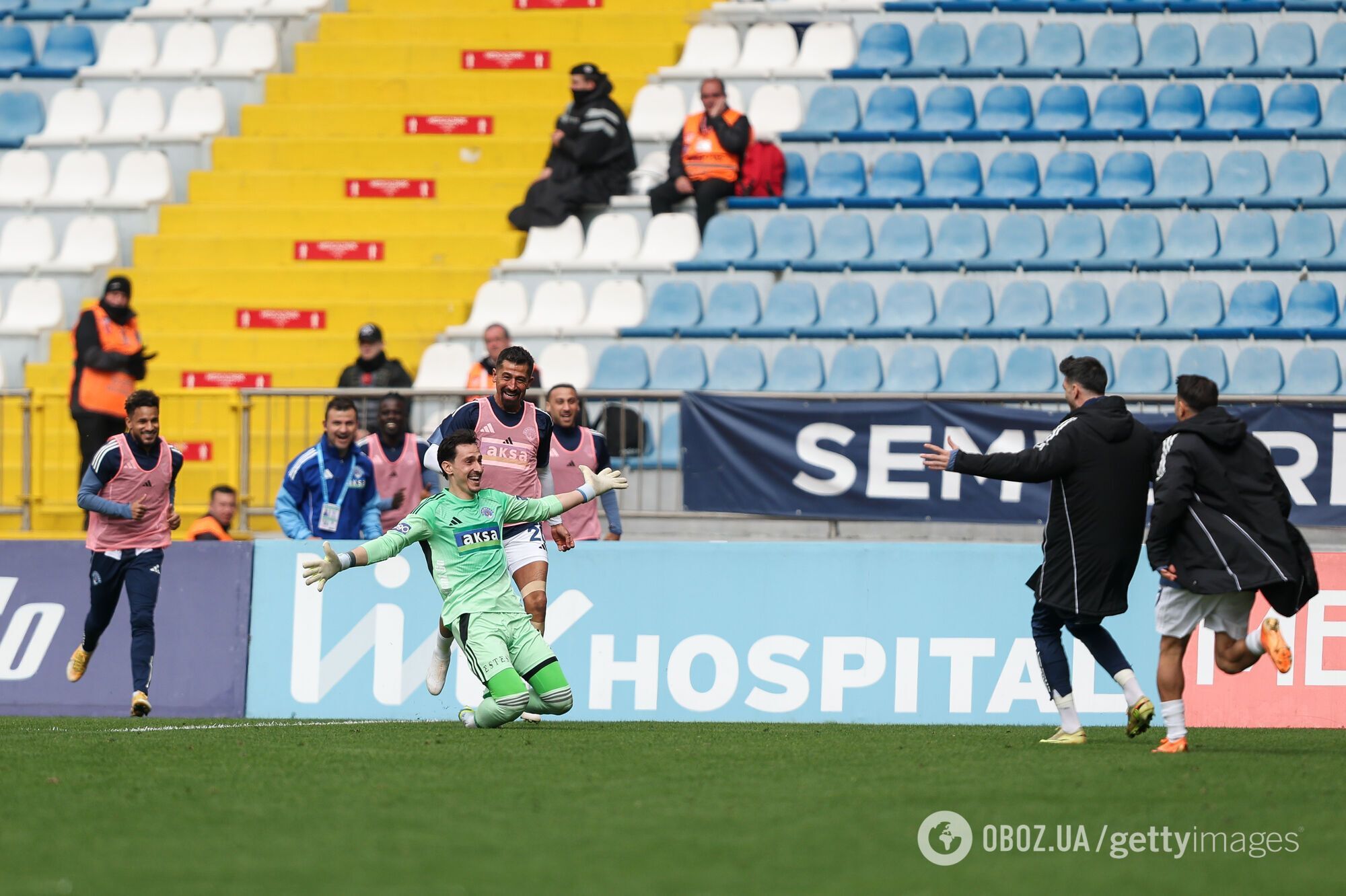 Турецкий голкипер забил фантастический гол ударом через все поле. Видео