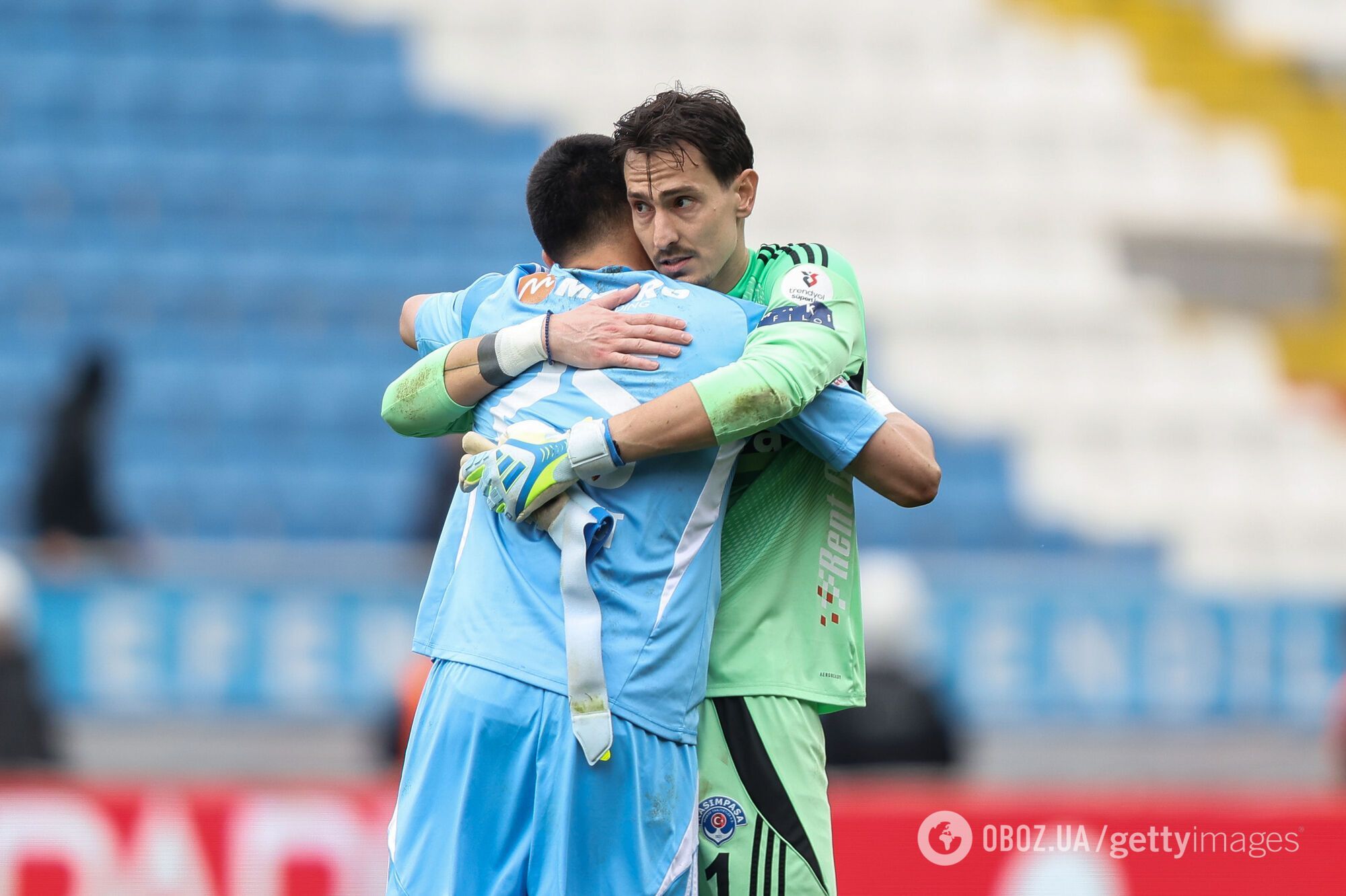 Турецкий голкипер забил фантастический гол ударом через все поле. Видео