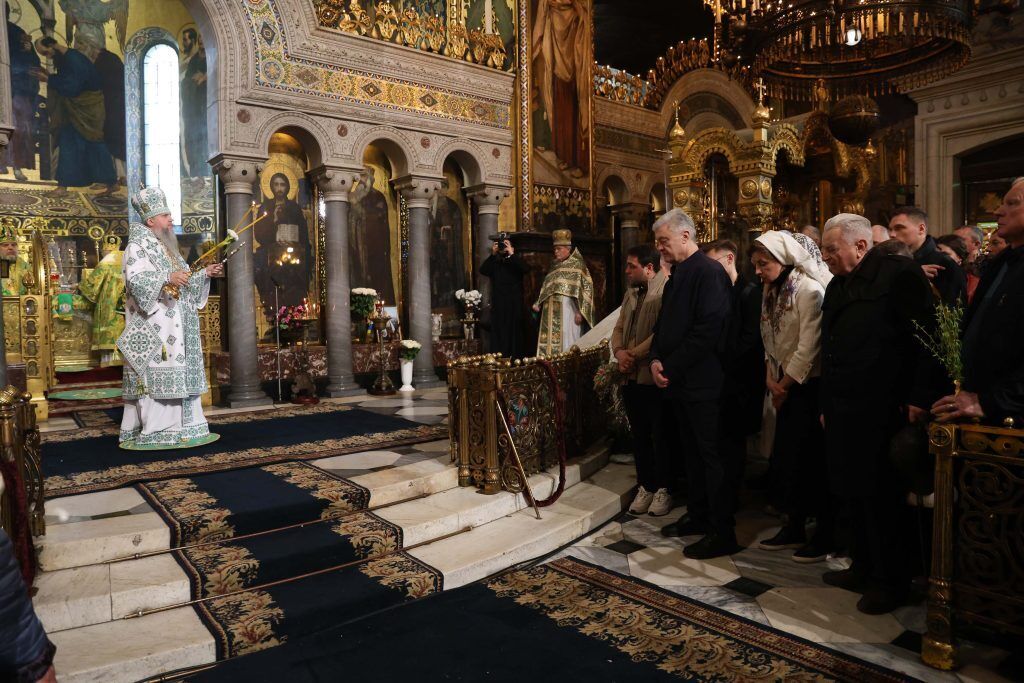 Ми молилися за наше військо і наш народ: Петро та Марина Порошенки у Вербну неділю взяли участь у Божественній літургії