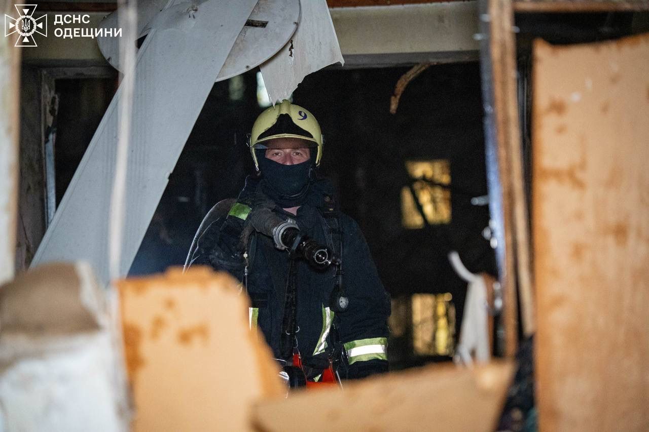 РФ атаковала Одессу в Вербное воскресенье: повреждена пятиэтажка, загорелись авто. Фото и видео