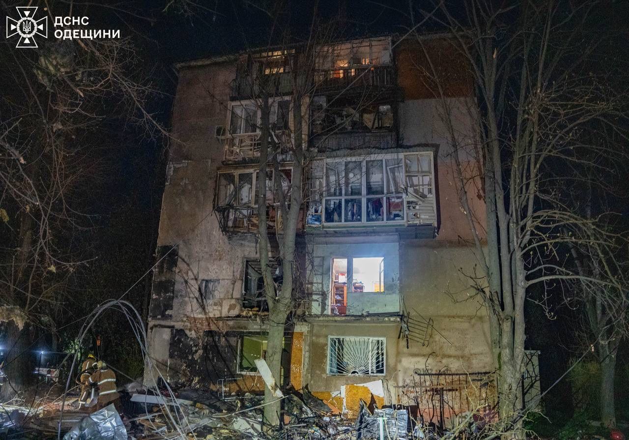 РФ атаковала Одессу в Вербное воскресенье: повреждена пятиэтажка, загорелись авто. Фото и видео