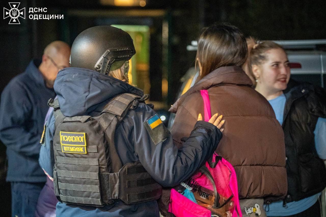 РФ атаковала Одессу в Вербное воскресенье: повреждена пятиэтажка, загорелись авто. Фото и видео