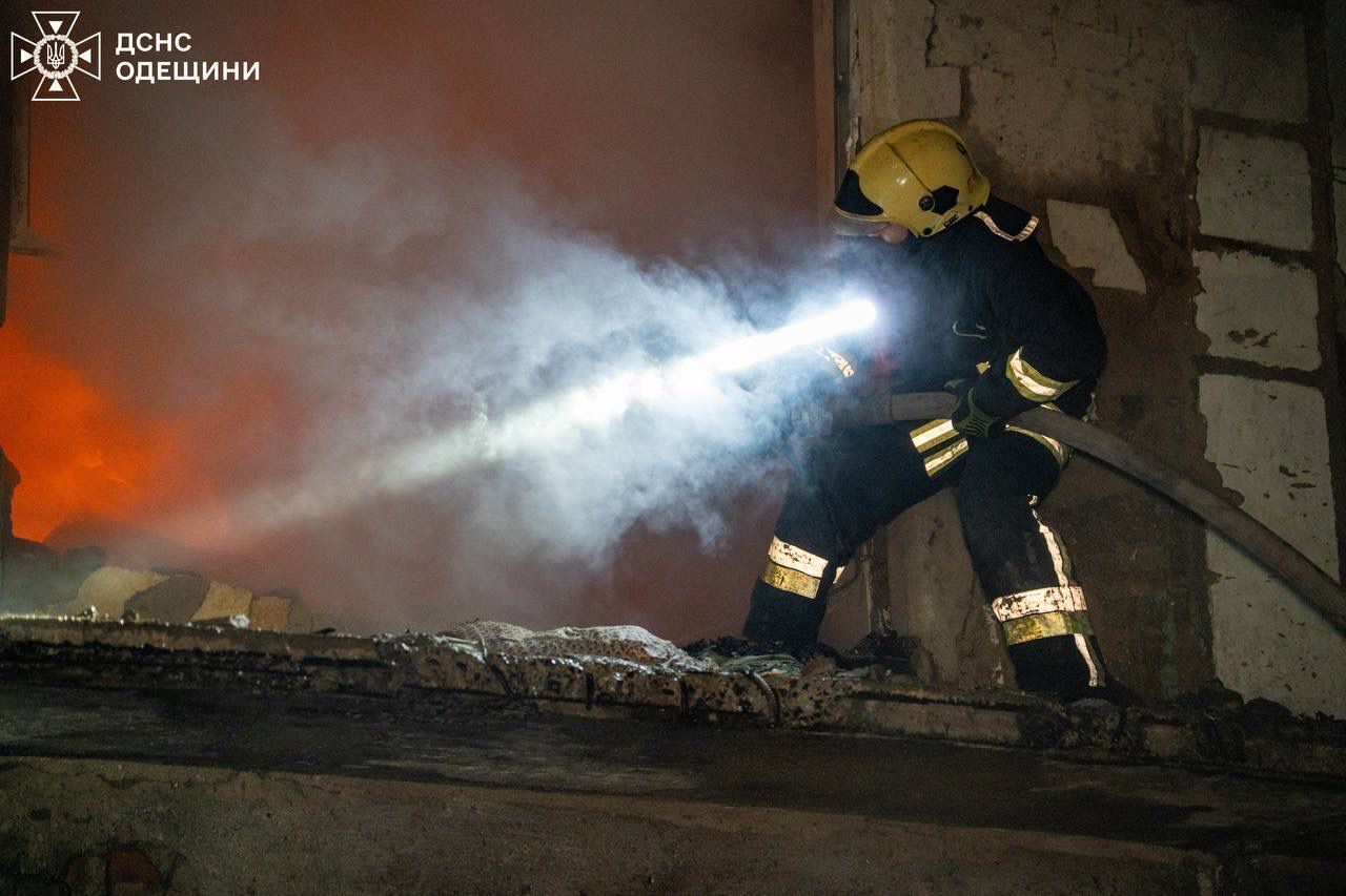 РФ атаковала Одессу в Вербное воскресенье: повреждена пятиэтажка, загорелись авто. Фото и видео