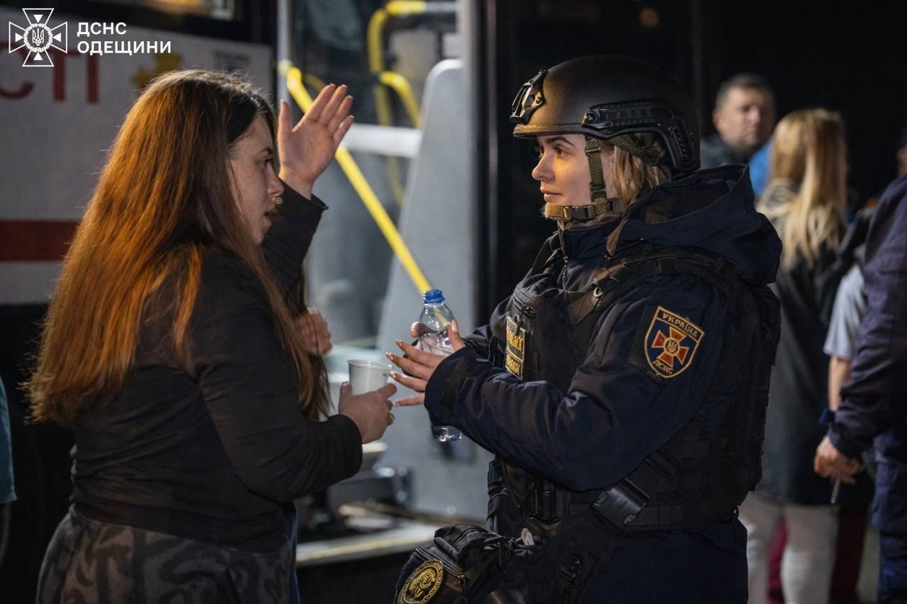 РФ атаковала Одессу в Вербное воскресенье: повреждена пятиэтажка, загорелись авто. Фото и видео